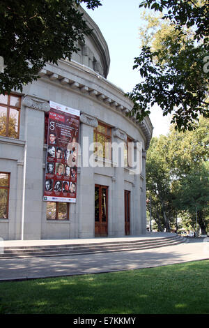 Un poster a Yerevan Opera Teatro pubblicità concerti per il 8° Yerevan il Festival Internazionale di Musica. Foto Stock