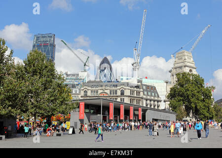 Vista di un moderno blocco di ufficio e di costruzione in corso nel distretto finanziario di Londra dalla Torre di Londra, Inghilterra, Regno Unito. Foto Stock