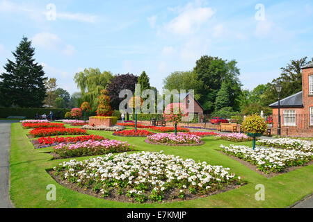 Giardini Floreali in Cae Glas Park, Church Street, Oswestry, Shropshire, England, Regno Unito Foto Stock