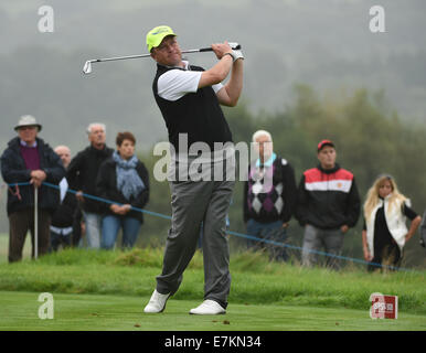 Newport, Galles. Xx Settembre, 2014. Gli ISP Handa Wales Open Golf. Il giorno 3. Paul Lawrie opta per un ferro da stiro dal tee Credito: Azione Sport Plus/Alamy Live News Foto Stock