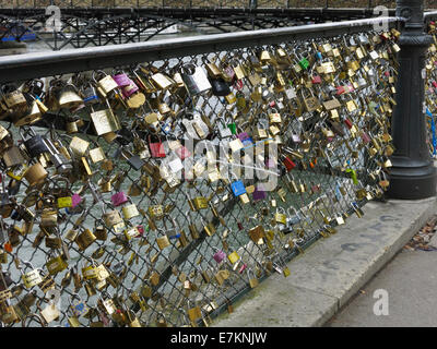Amore si blocca o amore lucchetti in Parigi, Francia Foto Stock