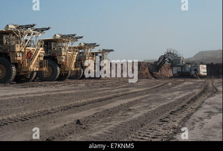 Un massiccio faccia Liebherr pala scavatrice attende per retata operatori del carrello durante il cambio di marcia in un africano a cielo aperto miniera di rame. Foto Stock