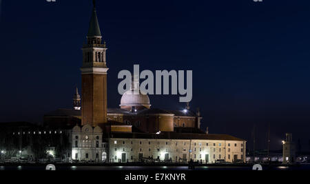 Vista notturna della cattedrale nella laguna di Venezia. Foto Stock