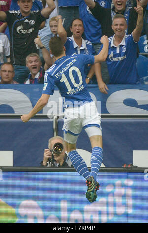 Schalke di Julian Draxler celebra il 2-2 obiettivo durante la Bundesliga tedesca match tra FC Schalke e Eintracht Francoforte alla Veltins Arena di Gelsenkirchen, Germania, 20 settembre 2014. Foto: Matthias esitano di fronte/dpa (ATTENZIONE: grazie alle linee guida di accreditamento, il DFL consente solo la pubblicazione e utilizzazione di fino a 15 immagini per corrispondenza su internet e nei contenuti multimediali in linea durante la partita). Foto Stock