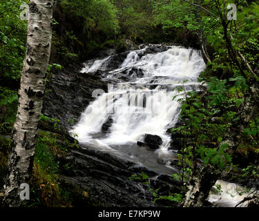 Acque della cascata di Allt na Bodachan sopra Plodda Falls, Glen Affric, Highlands scozzesi, REGNO UNITO Foto Stock