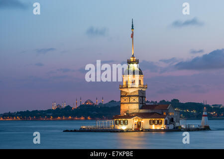Maiden la torre illuminata di sera presto, con la Basilica di Santa Sofia e la Moschea Blu in lontananza. Foto Stock