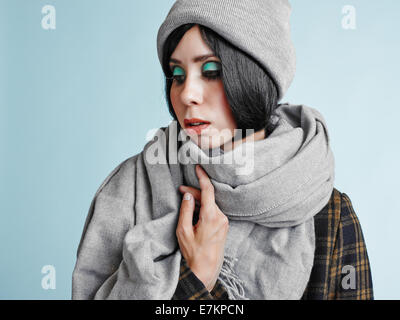 Close up ritratto di giovane e bella donna che indossa una sciarpa e un cappellino - studio shot Foto Stock