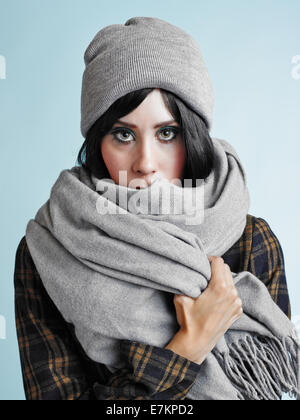 Close up ritratto di giovane e bella donna che indossa una sciarpa e un cappellino - studio shot Foto Stock