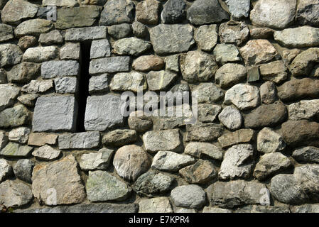 Muro di pietra con il portale Foto Stock