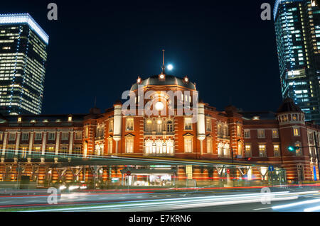 La stazione di Tokyo di notte. Foto Stock