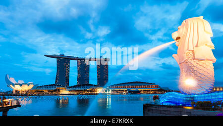 Il Merlion di Singapore illuminata di sera presto. Foto Stock