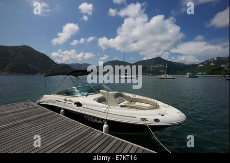 Ormeggiato in motoscafo a Aberdeen Yacht Club di Hong Kong. Foto Stock