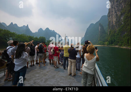 I turisti su un fiume Li Crociera della Gola, Cina. Foto Stock