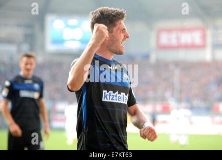 Paderborn, Germania. Xx Settembre, 2014. Paderborn's Moritz Stoppelkamp celebra dopo la Bundesliga tedesca match tra SC Paderborn e Hannover 96 a Benteler Arena a Paderborn, Germania, 20 settembre 2014. Foto: OLIVER KRATO/dpa (ATTENZIONE: grazie alle linee guida di accreditamento, il DFL consente solo la pubblicazione e utilizzazione di fino a 15 immagini per corrispondenza su internet e nei contenuti multimediali in linea durante la partita.)/dpa/Alamy Live News Foto Stock