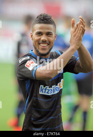 Paderborn, Germania. Xx Settembre, 2014. Paderborn's Elias Kachunga celebra la vittoria 1-0 dopo la Bundesliga tedesca match tra SC Paderborn e Hannover 96 a Benteler Arena a Paderborn, Germania, 20 settembre 2014. Foto: OLIVER KRATO/dpa (ATTENZIONE: grazie alle linee guida di accreditamento, il DFL consente solo la pubblicazione e utilizzazione di fino a 15 immagini per corrispondenza su internet e nei contenuti multimediali in linea durante la partita.)/dpa/Alamy Live News Foto Stock