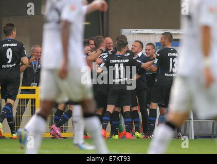 Paderborn, Germania. Xx Settembre, 2014. Paderborn i giocatori di celebrare il 2-0 punteggio finale dopo la Bundesliga tedesca match tra SC Paderborn e Hannover 96 a Benteler Arena a Paderborn, Germania, 20 settembre 2014. Foto: OLIVER KRATO/dpa (ATTENZIONE: grazie alle linee guida di accreditamento, il DFL consente solo la pubblicazione e utilizzazione di fino a 15 immagini per corrispondenza su internet e nei contenuti multimediali in linea durante la partita.)/dpa/Alamy Live News Foto Stock