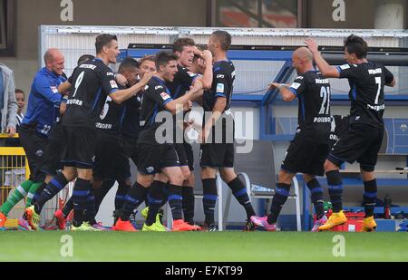 Paderborn, Germania. Xx Settembre, 2014. Paderborn i giocatori di celebrare il 2-0 punteggio finale dopo la Bundesliga tedesca match tra SC Paderborn e Hannover 96 a Benteler Arena a Paderborn, Germania, 20 settembre 2014. Foto: OLIVER KRATO/dpa (ATTENZIONE: grazie alle linee guida di accreditamento, il DFL consente solo la pubblicazione e utilizzazione di fino a 15 immagini per corrispondenza su internet e nei contenuti multimediali in linea durante la partita.)/dpa/Alamy Live News Foto Stock