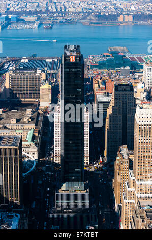 Noi, New York City. Vista dall'Empire State Building observation deck. Uno Penn Plaza. Foto Stock