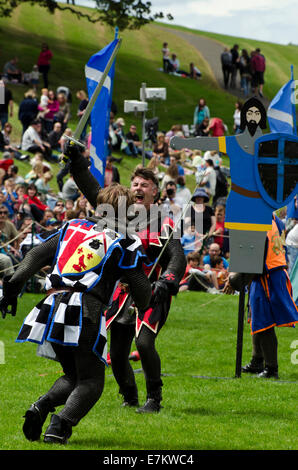 Cavalieri di combattere ad una giostra medievale torneo a Linlithgow Palace, Scozia. Foto Stock