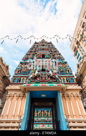 Dettagli architettonici di Sri Mahamariamman Temple vicino a Chinatown di Kuala Lumpur in Malesia. Foto Stock