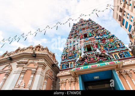 Dettagli architettonici di Sri Mahamariamman Temple vicino a Chinatown di Kuala Lumpur in Malesia. Foto Stock