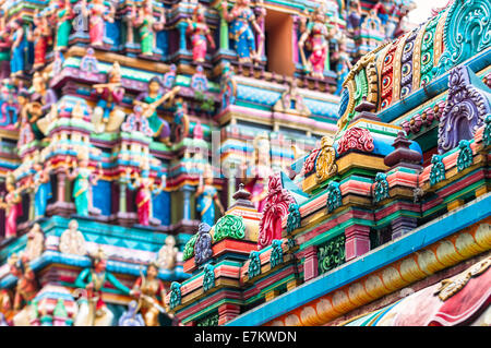 Dettagli architettonici di Sri Mahamariamman Temple vicino a Chinatown di Kuala Lumpur in Malesia. Foto Stock