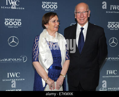 Inglese ex giocatore di calcio Sir Bobby Charlton e sua moglie Norma arriva per il gala di beneficenza durante il 'Laureus per buono " weekend al Bayerischer Hof a Monaco di Baviera, Germania, il 19 settembre 2014. Il denaro donato viene data ai progetti di sport del Laureus Sport per buona Germania Foundation. Foto: Ursula Dueren/dpa Foto Stock