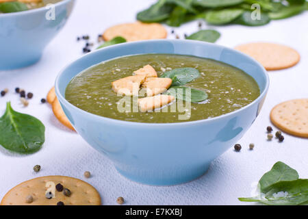 Purea di spinaci la zuppa in una ciotola Foto Stock