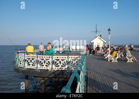 Penarth Pier in un pomeriggio soleggiato con i pescatori Foto Stock