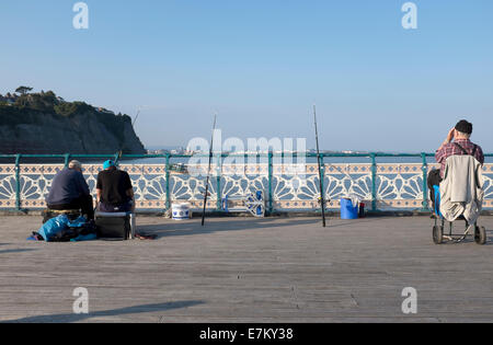 Penarth Pier in un pomeriggio soleggiato con i pescatori Foto Stock