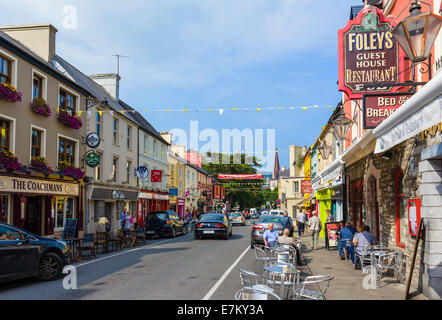 Pub, negozi, alberghi e ristoranti Henry Street, Kenmare, nella contea di Kerry, Repubblica di Irlanda Foto Stock
