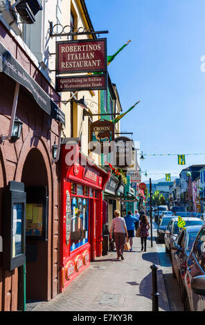 Pub, negozi e ristoranti sulla Strada Alta, Killarney, County Kerry, Repubblica di Irlanda Foto Stock