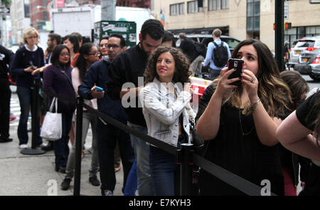 Sett. 19, 2014 - New York New York, Stati Uniti - 'Amici' fan line-up per visualizzare la finestra a comparsa 'Amici' Central Perk Cafe si trova 199 Lafayette St in Soho. Il cafe sarà che serve il caffè gratuito in onore del ventesimo anniversario del grande successo televisivo 'Amici. (Credito Immagine: © Nancy Kaszerman/ZUMA filo) Foto Stock