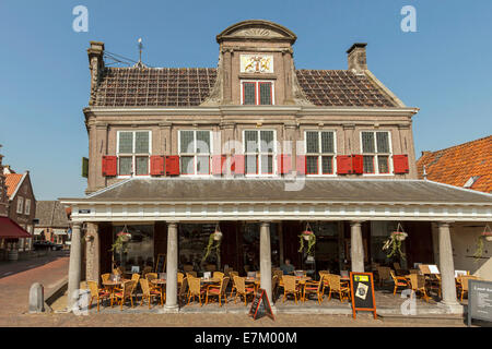 Edificio storico, chiamato ''De Waegh'' o in inglese a casa di pesatura, nella città di Monnickendam, North Holland, Paesi Bassi Foto Stock