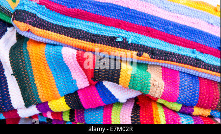 Stripey colorati tessili come uno sfondo, con profondità di campo Foto Stock