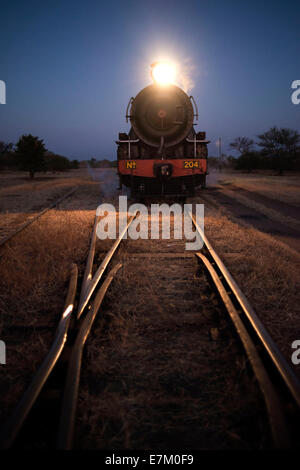 Livingstone Express treno di lusso di notte. Raccolti dal Royal Livingstone Hotel gli ospiti a bordo del immacolata prima annata Foto Stock