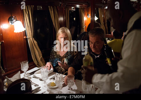 All'interno del ristorante carrozza ferroviaria del Royal Livingstone Express treno di lusso. L'atmosfera della sala da pranzo offre trasporto mor Foto Stock