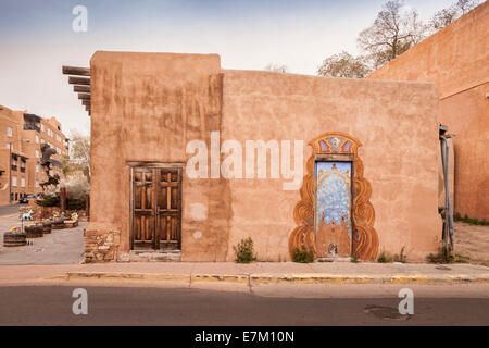 Una tradizionale casa adobe a Santa Fe, New Mexico. Foto Stock