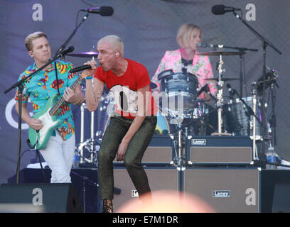 Las Vegas, Nevada, USA. Xx Settembre, 2014. Il cantante Tyler Glenn e il neon di alberi eseguire al 2014 iHeartRadio Village il 20 settembre 2014 a Las Vegas, Nevada. Credito: Marcel Thomas/ZUMA filo/Alamy Live News Foto Stock