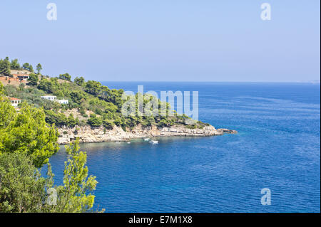 Vista di Milia Bay di Alonissos, Grecia Foto Stock