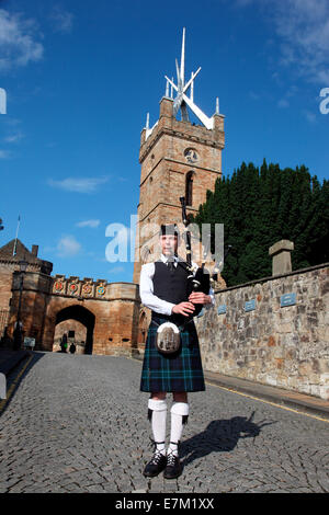 Piper Craig Sturroch all'entrata a Linlithgow posto. Foto Stock