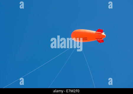 Il dirigibile arancione contro un cielo blu, Cambridgeshire Foto Stock