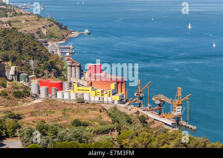 Vista aerea della zona industriale con silos di stoccaggio Foto Stock