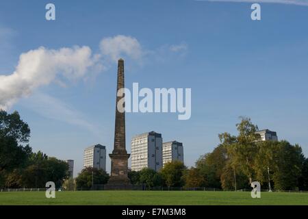 Il Monumento Nelson in Glasgow Green con alta appartamenti del Gorbals nella distanza. Foto Stock