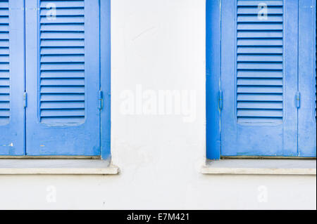Coppia di finestra blu scuri Foto Stock
