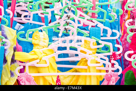 Colorata per bambini sulla sommità di vendita in un mercato Foto Stock