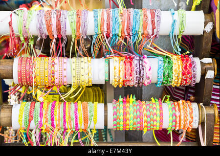 Braccialetti colorati sul display in un mercato Foto Stock