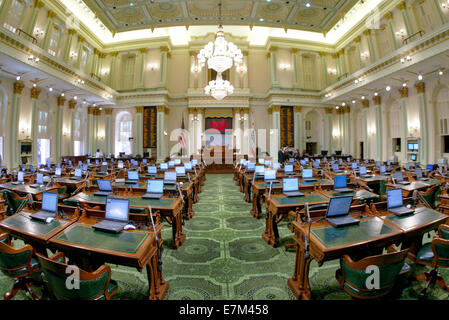 I legislatori scrivanie e laptop sul piano dell'Assemblea di Stato presso la California State Capitol a Sacramento. Nota Le informazioni scheda. Foto Stock