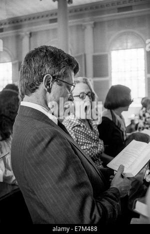 I parrocchiani della parrocchia di cantare un inno di domenica in una storica chiesa battista a Cambridge, MA. Foto Stock