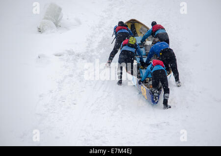 MONTREAL - 23 febbraio: Tecnoconseil/ Océan / Le Port de Québec team Elite al Montreal ghiaccio sfida in canoa Foto Stock